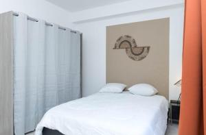 Appartements LE LUCIEN Eco-Appart'Hotel - Angouleme - Centre - Wifi - Parking prive - Classe 4 etoiles : photos des chambres