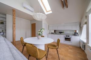 Bright Designer Apartment In City Centre