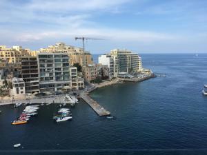 Seafront Penthouse Triplex- Roof Terrace & Hot Tub