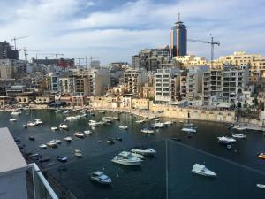 Seafront Penthouse Triplex- Roof Terrace & Hot Tub