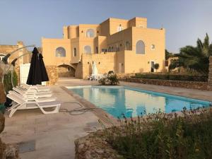 5 Bed Villa - Sleeps 8 - Pool - Garden - Parking