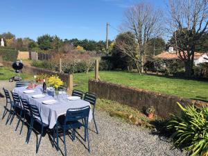 Maisons de vacances At the entrance of St Sauveur, with large garden : photos des chambres