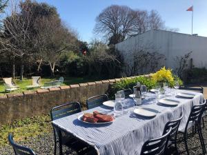 Maisons de vacances At the entrance of St Sauveur, with large garden : photos des chambres