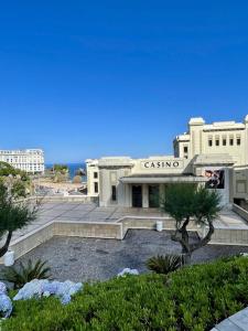 Superb top floor studio, Biarritz center.