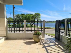 Sobrado perto da Praia de Frente para Lagoa - Garopaba