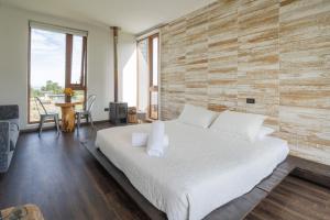 Ladera Loft with Views