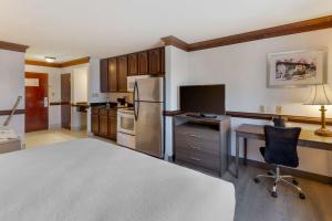King Suite with Whirlpool - Non-Smoking room in Best Western Plus South Hill Inn