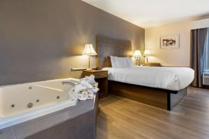 King Suite with Hot Tub - Non-Smoking room in Best Western Plus South Hill Inn