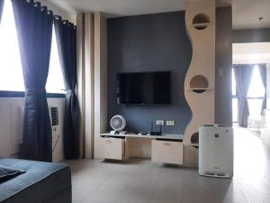 Spacious 2 Bedroom Unit with Pool