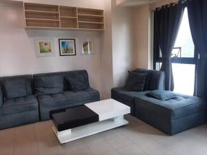 Spacious 2 Bedroom Unit with Pool