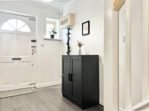 Last-Minute Offers l Exclusive Deals on 2 Double Bedrooms - Weekly & Monthly Stay - Sleeps 6 lHofin Stays Short Lets & Serviced Accommodation