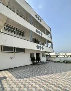 TrueLife Homestays - Bhavya Manor - 2500 SFT Modern homes for family stay - Garden with Flowers - Tirumala Mountain View - Peaceful Location - Many restaurants nearby - Large hall, AC bedrooms, Modular Kitchen - Fast WiFi - Android TV - 250 Jio Channels - Pīleru