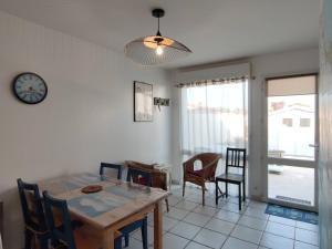 Maisons de vacances Appartement Calme avec Piscine, Proche Marche et Commerces - Saint-Georges d'Oleron - FR-1-246A-117 : photos des chambres