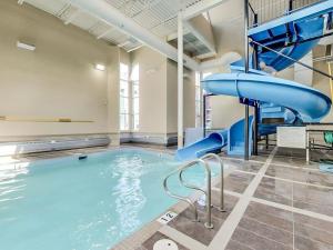 Mountain Retreat, Pool & Hot Tub, BBQ, Patio, King Bed, Sleeps 6!