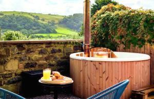 Spacious heated Yurt with Hot tub, 5 mins to beach