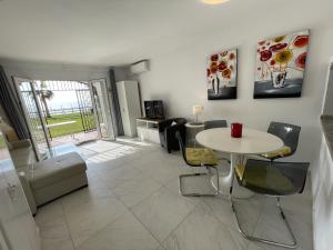 Dona Lola Sandra - Frontline beach house with full sea views within a short drive to Marbella - Costa del sol CS108