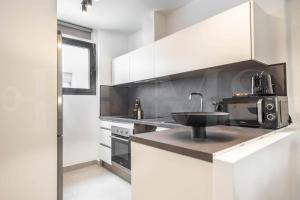 Modern apartment with patio & parking REMS