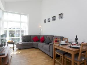 2 Bed Sea View Apartment with Balcony Parking - Pass the Keys