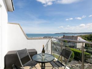 2 Bed Sea View Apartment with Balcony Parking - Pass the Keys