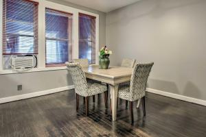 Quiet Chicago Townhome Walk to Subway Stations