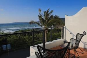 Phòng Deluxe Giường Đôi Với Ban Công và Tầm Nhìn Ra Biển (Deluxe Double Room with Balcony and Sea View)
