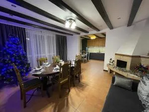 Шале Парламент, Яблуниця - 亚布卢尼齐亚