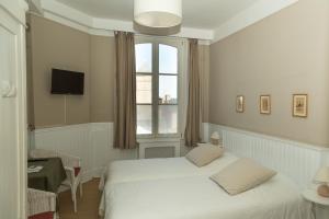 Hotels Hotel Restaurant Les Tourelles : Chambre Double ou Lits Jumeaux - Vue sur Village