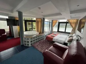 Vila Franceză - Cazare cu jacuzzi pe malul lacului Colibița - 科利比塔 Vila Franceză - Cazare cu jacuzzi pe malul lacului Colibița - 科利比塔