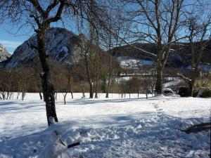 Maisons de vacances Grange en pierres. Grand jardin et belle vue : photos des chambres