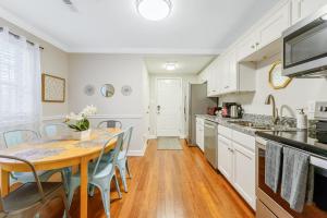 *Lux Modern TownhomeDowntown* King BedsDuke*