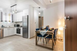 Lovely seaside apartment next to Starbucks opposite the beach park of Flisvos