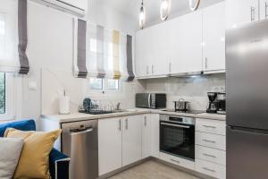 Lovely seaside apartment next to Starbucks opposite the beach park of Flisvos