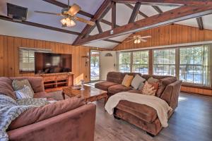 3 Mi to Slopes! Hot Tub Haven Near Lake Harmony