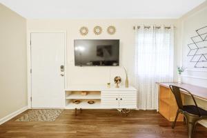 Dapper Digs - King Bed - Long Term Stays - Duke