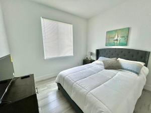 New house with canal view in Cape Coral