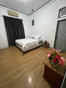 Lorent Hostel Near Padang Beach