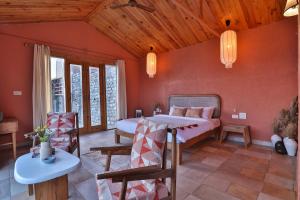 Seclude Pangot, Perch