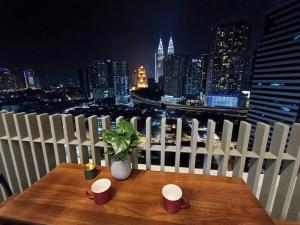 C14A Modern Infinity Pool KLCC View with Balcony