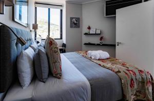 Flamingo luxury one bed room apartment in the heart of Sea Point Best location 24 7 security 5 mins to beach Book Now