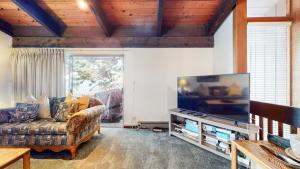 Mammoth Estates Condo - Near Village at Mammoth & Pet Friendly