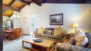 Mammoth Estates Condo - Near Village at Mammoth & Pet Friendly