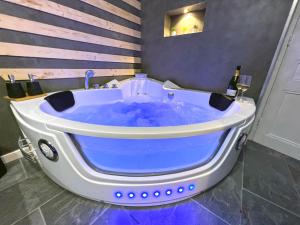 Maisons de vacances Gite cosy avec Jacuzzi classe 3 etoiles : Maison 3 Chambres