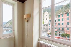 "Marina Apartment" in Vernazza Historic, Restored, Beachfront, 2nd floor, 2 Aircondo BDR, 2BHT, rare Private Garage 300 mt far, 200 mt from train