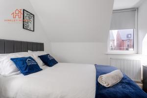 Stylish 3-Bed Sleeps 8 Liverpool free wifi carpark By Hinkley Homes Short Lets & Serviced Accommodation