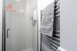 Stylish 3-Bed Sleeps 8 Liverpool free wifi carpark By Hinkley Homes Short Lets & Serviced Accommodation