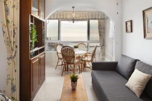 Frontline Beautiful Studio A48