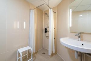 Hotels B&B HOTEL Cholet Sud : Chambre Double - Accessible aux Personnes à Mobilité Réduite 