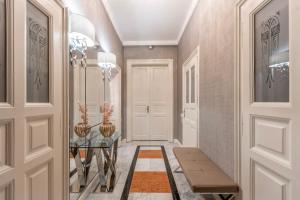 Luxury Apartment With Balcony next to the New York Café