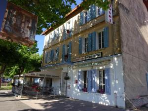 Hotels Hotel Restaurant Le Castel Fleuri : Chambre Triple Standard