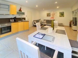 2 Zimmer Apartment, 70 qm, max 4 Pers, private Terasse, Parkplatz, Internet 250 MBit